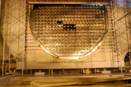 Téléchargez les photos : Façade des réacteurs montrant 392 assemblages de canaux de refroidissement pendant la construction de la centrale dans les unités 3 et 4 de la centrale atomique de Tarapur ; Tarapur ; Bombay Mumbai ; Maharashtra ; Inde - en image libre de droit