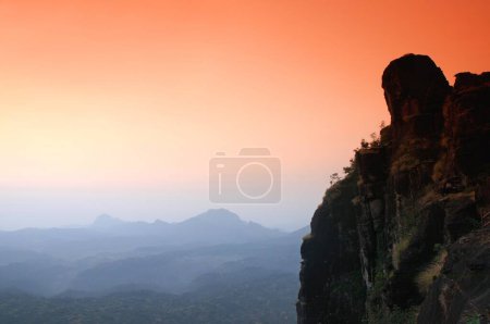 Téléchargez les photos : Montagne rocheuse dans les collines vallonnées de la chaîne de satpura à Dhoopgarh ; Pachmarhi ; Madhya Pradesh ; Inde 2-Octobre-2008 - en image libre de droit