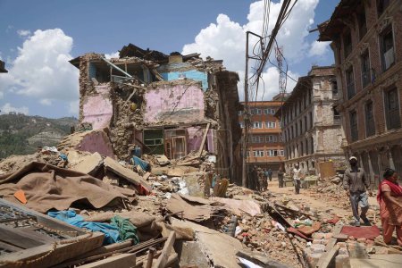Téléchargez les photos : Immeuble résidentiel effondré, népal, asie - en image libre de droit