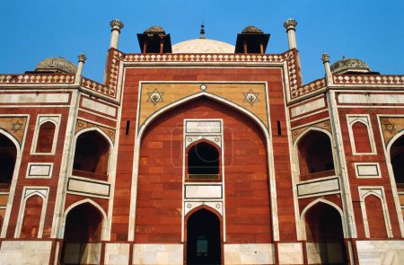 Enorme fachada decorativa de la tumba de Humayun, Delhi, India
