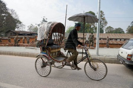 Téléchargez les photos : Homme vélo rickshaw, kathmandu, nepal, asie - en image libre de droit