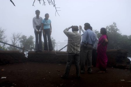 Foto de Turistas en Echo Point en la niebla pesada en Mahabaleshwar, Distrito Satara, Maharashtra, India, Asia - Imagen libre de derechos