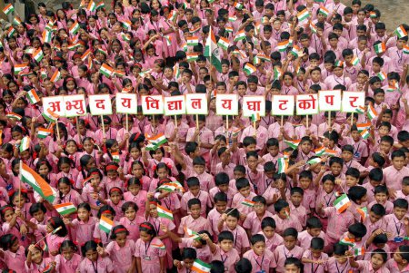 Foto de Los niños de la escuela celebran el Día de la Independencia india ondeando bandera de tres colores india y sosteniendo tarjetas de nombres de escuelas, Bombay Mumbai, Maharashtra, India - Imagen libre de derechos