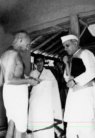 Foto de Mahatma Gandhi con Jawaharlal Nehru y Rajkumari Amrit Kaur en el Ashram Sevagram, 1940 - Imagen libre de derechos