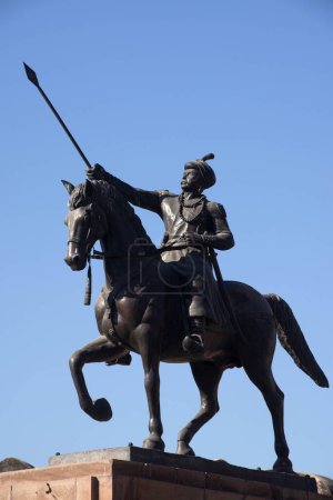 Téléchargez les photos : Statue de Rao Bikaji tenant lance Junagarh Fort Bikaner Rajasthan Inde Asie - en image libre de droit