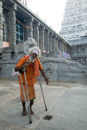 Téléchargez les photos : Sadhu handicapé au temple Thiruvannamalai ; Tamil Nadu ; Inde - en image libre de droit