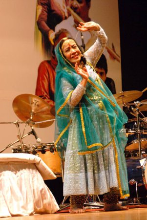 Foto de Bailarina india del sur de Asia padma bhushan Sitaradevi 84 años interpretando kathak de danza clásica india; Mumbai Bombay; Maharashtra; India - Imagen libre de derechos