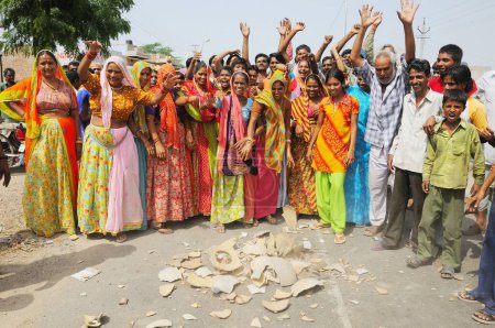Téléchargez les photos : Manifestation pour l'approvisionnement en eau et la rupture du pot d'eau sur la route, Jodhpur, Rajasthan, Inde - en image libre de droit