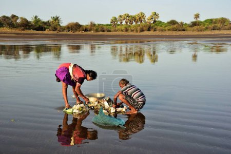 Foto de Pescadores recogiendo basura, Bhagal Beach, Valsad, Gujarat, India, Asia - Imagen libre de derechos