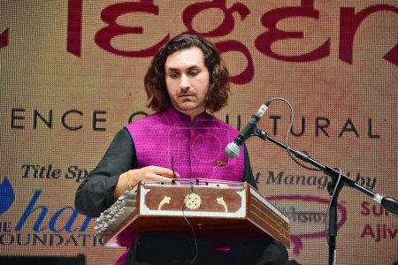 Foto de Rahul Sharma, director musical indio, santorista clásico indio, evento cultural, Mumbai, India, 14 de mayo de 2017 - Imagen libre de derechos