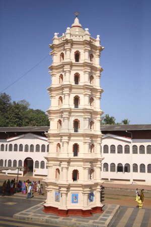 Téléchargez les photos : Tour de lampe à sept étages, Deepdaan dans la cour du Mangesh, complexe du temple Mangeshi, Priol, Ponda, Goa, Inde - en image libre de droit