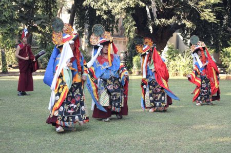 Téléchargez les photos : Danseurs tibétains colorés dans la rue - en image libre de droit
