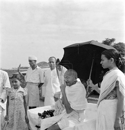 Téléchargez les photos : Mahatma Gandhi à son 75e anniversaire à Pune, Maharashtra, Inde, le 2 octobre 1944 - en image libre de droit