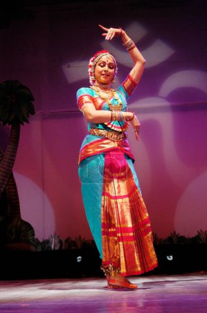 Foto de Actriz de Bollywood y bailarina-coreógrafa Hema Malini interpreta pieza de Bharatnatyam llamada Shiva Panchakshari en el festival universitario del Instituto Indio de Tecnología IIT Mood Indigo, Bombay Mumbai, Maharashtra, India - Imagen libre de derechos