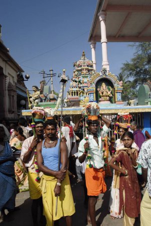 Téléchargez les photos : Les dévots réunis près du sanctuaire de Pillaiyar (temple Ganpati) au pied de la colline Adivaram Palani, Tamil Nadu, Inde - en image libre de droit