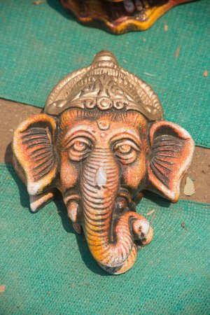 Téléchargez les photos : Masque Lord Ganesha, conservé à vendre, Foire Rajasthan, Thane, Maharashtra, Inde, Asie - en image libre de droit
