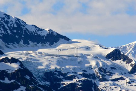 Montagnes enneigées près du glacier Hubbard ; Le plus long glacier des marées en Alaska ; Parc national Saint Elias ; Baie du désenchantement ; Alaska ; États-Unis d'Amérique