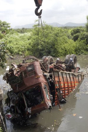 Téléchargez les photos : Accident de camion sur la Eastern Express Highway près de Vikhroli, Mumbai, Maharashtra, Inde. - en image libre de droit