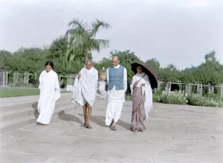 Téléchargez les photos : Dr Sushila Nayar, Mahatma Gandhi et d'autres marcheurs, New Delhi, Inde, Asie, 1939 - en image libre de droit