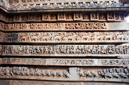 Estatuas en fila en el templo hoysaleswara; Halebid Halebidu; Hassan; Karnataka; India