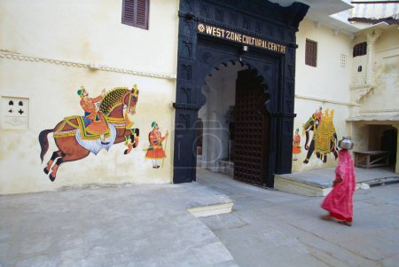Téléchargez les photos : Peinture murale sur Bagore KI Haveli, Udaipur, Rajasthan, Inde - en image libre de droit