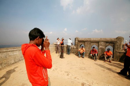 Téléchargez les photos : Touriste au fort Panhala ; Kolhapur ; Maharashtra ; Inde - en image libre de droit