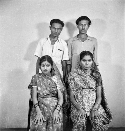 Téléchargez les photos : Vieux vintage années 1900 noir et blanc portrait studio de la famille indienne deux frères avec leurs épouses Inde Années 1940 - en image libre de droit