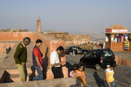 Téléchargez les photos : Touristes au fort de Jaigarh, Jaipur, Rajasthan, Inde - en image libre de droit