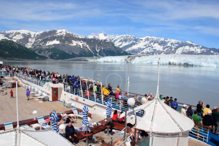 Téléchargez les photos : Du pont de bateau de croisière touristique observant le glacier Hubbard et la montagne Saint Elias ; le plus long glacier des marées en Alaska ; le parc national de Saint Elias ; baie de désenchantement ; Alaska ; États-Unis d'Amérique - en image libre de droit