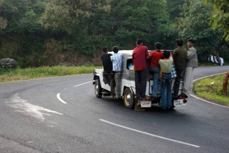 Téléchargez les photos : Jeep ; mode de transport sur les régions vallonnées Champaner Pavagadh ; district de Panchmahals ; État du Gujarat ; Inde ; Asie - en image libre de droit