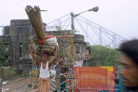 Foto de Howrah Bridge (Rabindra Setu) Un milagro de la habilidad de ingeniería; Voladizo enorme y puente ancho; Calcuta; Bengala Occidental; India - Imagen libre de derechos