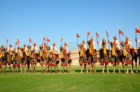Téléchargez les photos : Camel show by BSF Jawans in Marwar Festival Jodhpur Rajasthan Inde - en image libre de droit