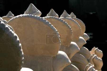 Foto de Patrón abstracto de coronas de ídolos blancos del señor Ganesh elefante se dirigió a dios desde atrás y dispuesto en la luz del sol para el secado; Pune; Maharashtra; India - Imagen libre de derechos