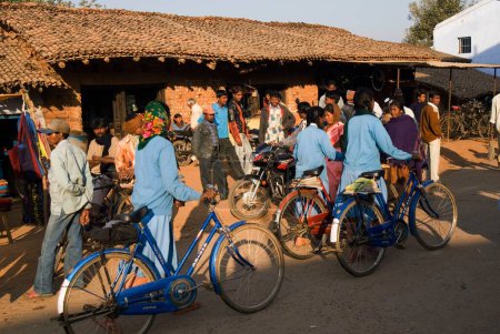 Téléchargez les photos : Écolières avec cycles, Jharkhand, Inde - en image libre de droit