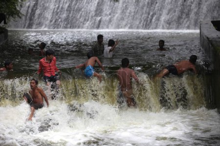 Téléchargez les photos : Enfants debout sous la cascade du lac Powai à Mumbai, Maharashtra, Inde, Asie - en image libre de droit