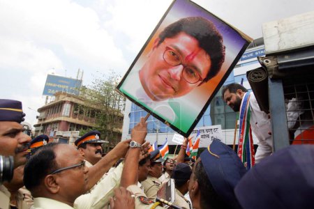 Téléchargez les photos : Photo de Raj Thackeray, les travailleurs du parti se bagarrent avec la police lors d'une manifestation, Bombay maintenant Mumbai, Maharashtra, Inde - en image libre de droit