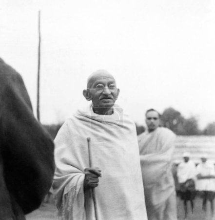 Téléchargez les photos : Mahatma Gandhi à Ramgarh, 1939, Deepak Chaudhry fils de Saraladevi Chaudhry, un parent de Rabindranath Tagore, Inde - en image libre de droit
