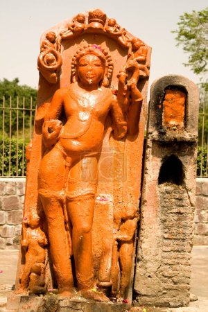 Téléchargez les photos : Idole Bhairava sur le chemin menant au temple matangesvara ; Khajuraho ; Madhya Pradesh ; Inde - en image libre de droit