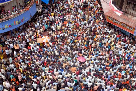 Téléchargez les photos : Route bondée, les gens se sont réunis pour voir dahi handi sur Govinda Gokul ashtami festival, Bombay Mumbai, Maharashtra, Inde - en image libre de droit