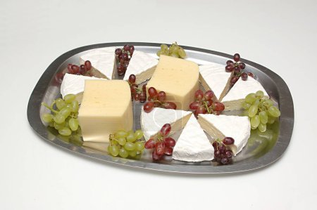 Téléchargez les photos : Nourriture, fromage brie à pâte molle et fromage normal aux raisins verts et rouges, dessert - en image libre de droit