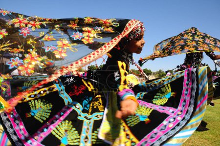 Téléchargez les photos : Kalbeliya danseurs folkloriques dansant au festival marwar, Jodhpur, Rajasthan, Inde - en image libre de droit