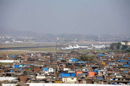 Foto de Barrios en los alrededores del aeropuerto internacional de Chhatrapati Shivaji o del aeropuerto internacional de Sahar con hangar de estacionamiento de vuelos, Bombay Mumbai, Maharashtra, India - Imagen libre de derechos