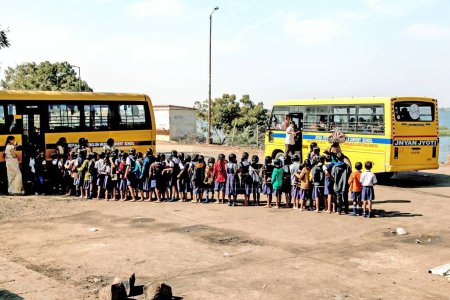 Foto de Colas de estudiantes, Autobús escolar, Hampi, Karnataka, India, Asia - Imagen libre de derechos