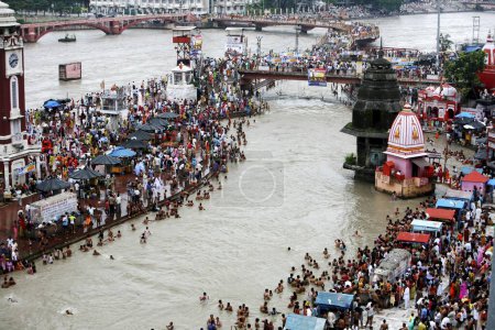 Foto de Los devotos que toman el baño sagrado, Har Ki Pauri literalmente significa Pasos del Señor es considerado el Ghat más sagrado de Haridwar en las orillas del río Ganga, Uttaranchal, India - Imagen libre de derechos