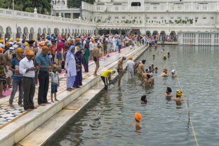 Téléchargez les photos : Personnes se baignant dans l'étang, temple d'or, amritsar, punjab, Inde, Asie - en image libre de droit