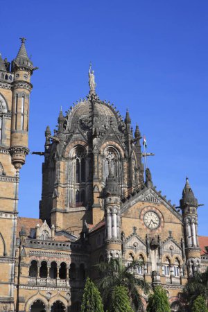 Téléchargez les photos : Chhatrapati Shivaji Terminus (anciennement Victoria Terminus) Architecture néogothique victorienne mêlée à l'architecture traditionnelle indienne construite entre 1878 et 1888 Gare indienne ; Bombay Mumbai ; Maharashtra ; Inde Patrimoine mondial de l'UNESCO - en image libre de droit