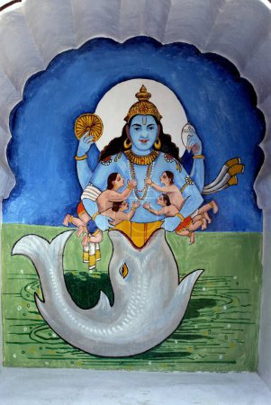 Téléchargez les photos : Matsyavtar ou poisson première incarnation du Seigneur Vishnu peint en couleur sur le mur du temple Vishnu Narayan au sommet de Parvati ; Pune ; Maharashtra ; Inde - en image libre de droit