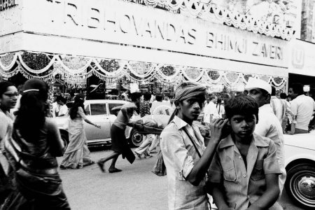 Téléchargez les photos : Magasin de bijoux et nettoyeur d'oreilles contraste Zaveri Bazaar Mumbai Maharashtra Inde Asie 1983 - en image libre de droit