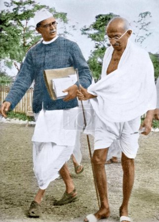 Téléchargez les photos : Mahatma Gandhi marchant avec Mahadev Desai, Wardha, Maharashtra, Inde, Asie, 1940 - en image libre de droit