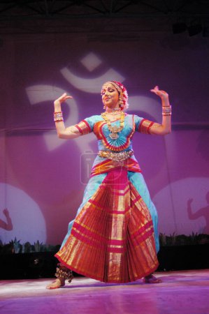 Foto de La actriz de Bollywood y bailarina-coreógrafa Hema Malini interpreta una pieza de Bharatnatyam llamada Shiva Panchakshari en el festival universitario del Instituto Indio de Tecnología IIT Mood Indigo; Bombay Mumbai, Maharashtra, India - Imagen libre de derechos
